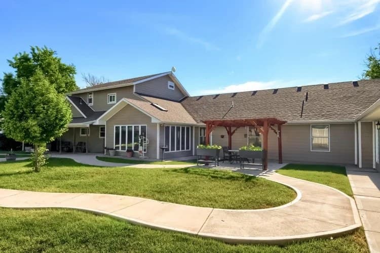 Backyard patio with pergola and garden at Aspen Leaf Flagler