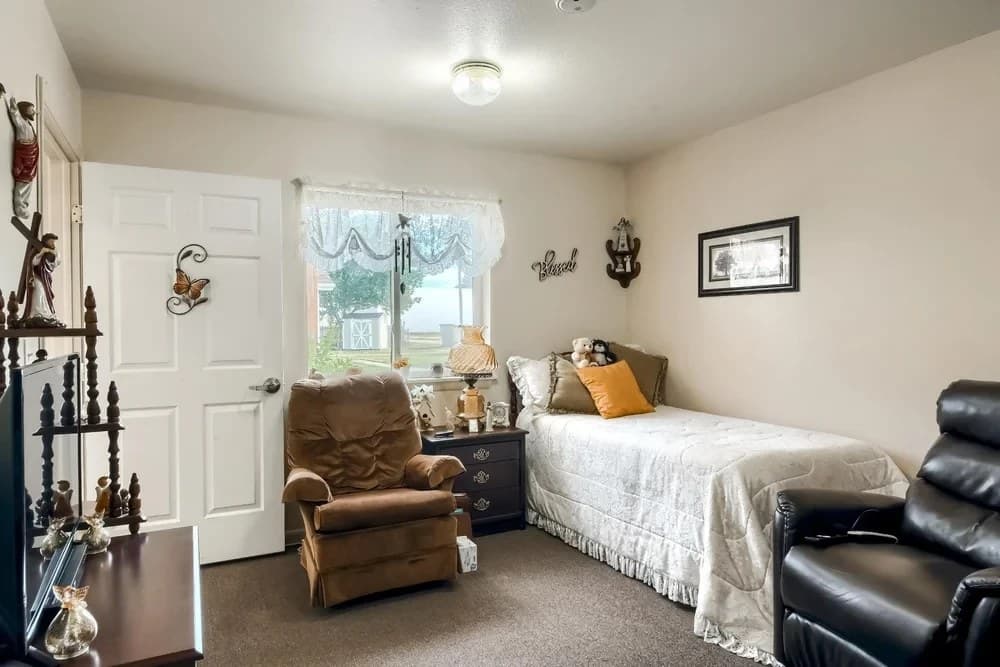 Cozy, personalized resident bedroom at Aspen Leaf Stratton